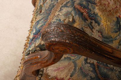 Fauteuil à haut dossier, pieds os de mouton...