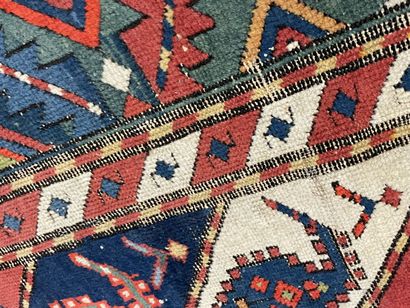 Tapis galerie en laine.
Caucase XX°. 
280...
