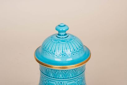 Manufacture de Sèvres -
Vase couvert en porcelaine...