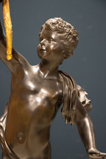 Grande torchère en bronze patiné et doré...