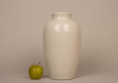 Vase oblong en porcelaine à émail blanc à...