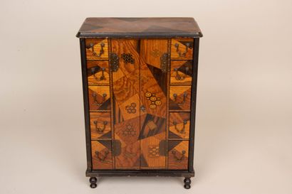 Petit cabinet en marqueterie de bois exotique,...