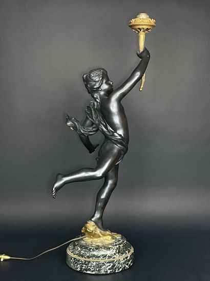 Grande torchère en bronze patiné et doré...