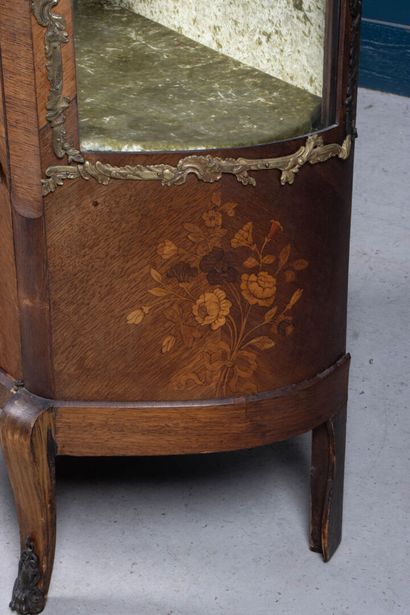 Vitrine galbée en frisage et marqueterie,...