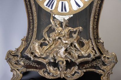 Cartel d'alcôve et son cul de lampe en marqueterie...