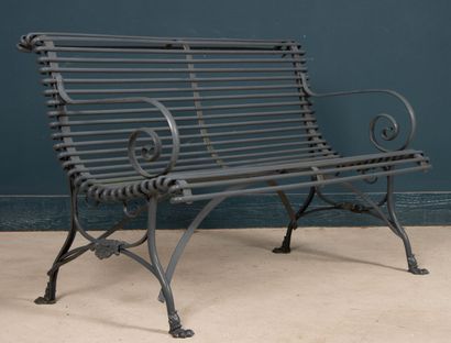 Banc de jardin à lattes en enroulement
Style...