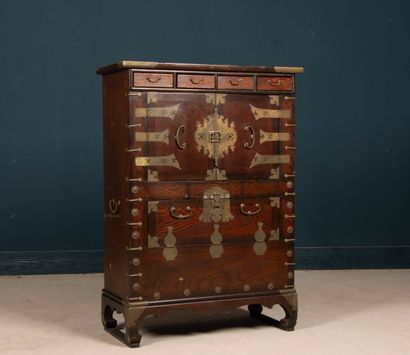 Cabinet en bois exotique et placage.
Corée...