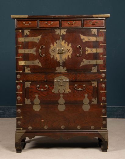 Cabinet en bois exotique et placage.
Corée...