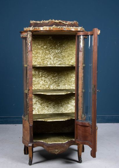 Vitrine galbée en frisage et marqueterie,...