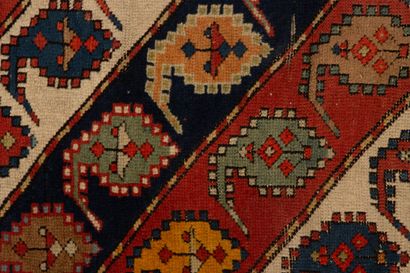 Tapis galerie en laine.
Caucase XX°. 
280...