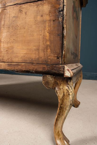 Commode galbée en bois peint de fleurs.
Style...