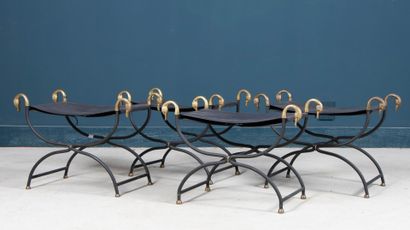 Suite de quatre tabourets curules en métal...