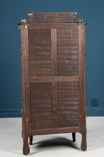 Vitrine galbée en frisage et marqueterie,...
