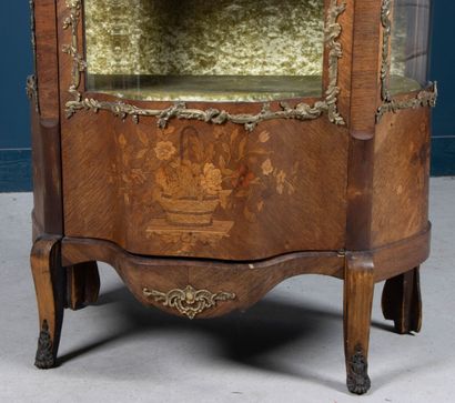 Vitrine galbée en frisage et marqueterie,...