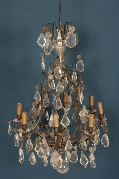 Lustre à pampilles à huit lumières. 
H. :86...