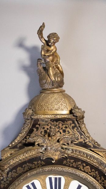 Cartel d'alcôve et son cul de lampe en marqueterie...