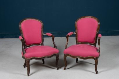 Paire de fauteuils cabriolets bien garnis...