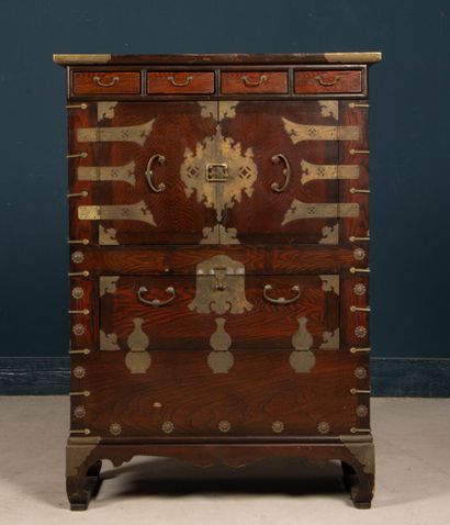Cabinet en bois exotique et placage.
Corée...