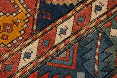Tapis galerie en laine.
Caucase XX°. 
280...