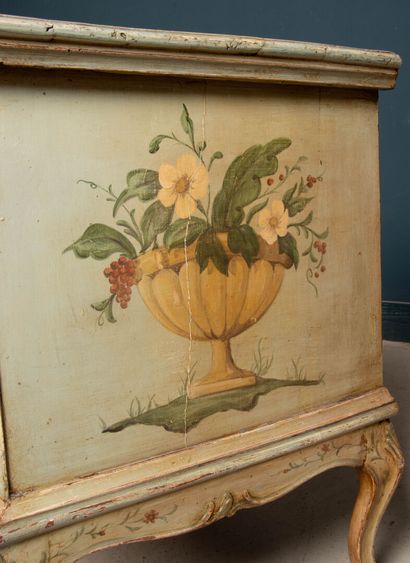 Commode galbée en bois peint de fleurs.
Style...