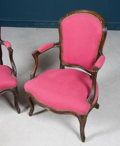 Paire de fauteuils cabriolets bien garnis...