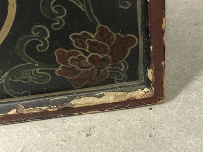 Paire de panneaux en laque chinoise, ornés...