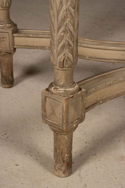 Salon en bois sculpté et laqué garni de tapisserie...
