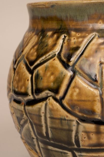 Eugène LION (1864-1945)
Stoneware pot cover...