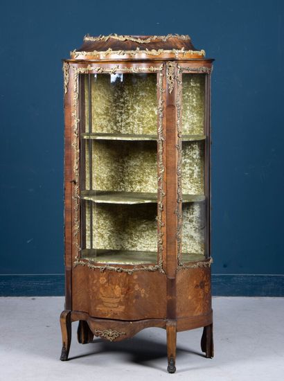 Vitrine galbée en frisage et marqueterie,...