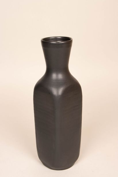 ACCOLAY
Grand vase noir à émail noir. 
H....
