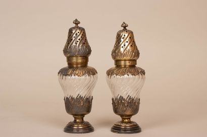 Deux sucriers saupoudreurs en argent et cristal...