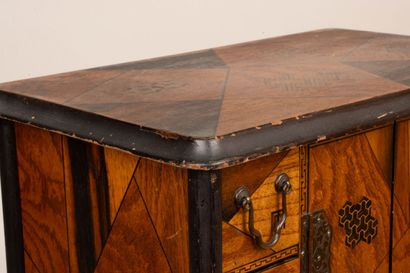 Petit cabinet en marqueterie de bois exotique,...