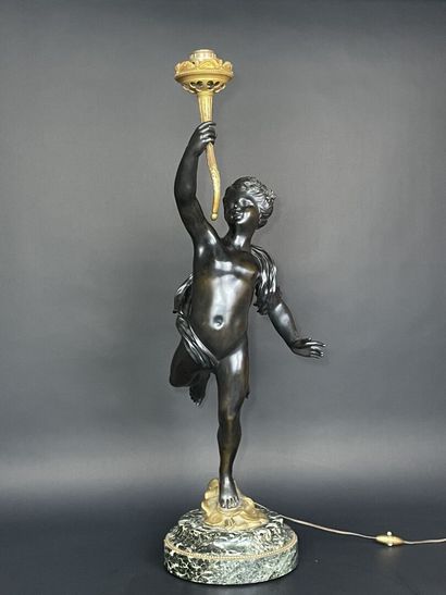 Grande torchère en bronze patiné et doré...