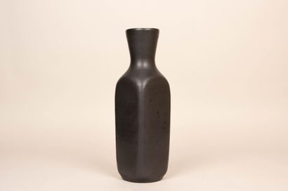 ACCOLAY
Grand vase noir à émail noir. 
H....