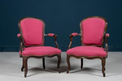 Paire de fauteuils cabriolets bien garnis...