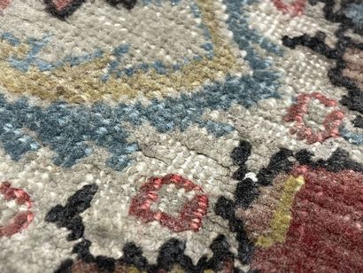 Tapis laine et soie
210 x 140 cm
Usures et...