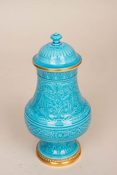 Manufacture de Sèvres -
Vase couvert en porcelaine...