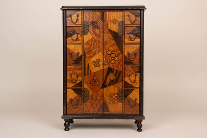 Petit cabinet en marqueterie de bois exotique,...