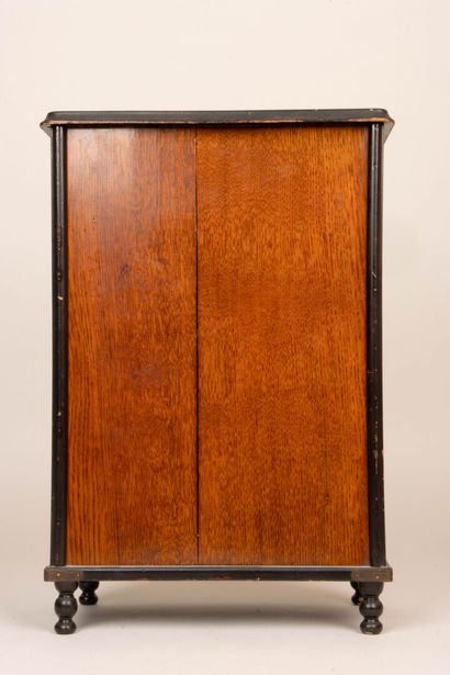 Petit cabinet en marqueterie de bois exotique,...