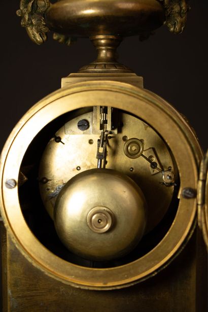 Pendule en bronze et plaques de porcelaine...