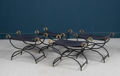 Suite de quatre tabourets curules en métal...