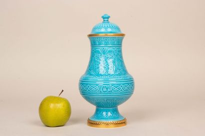 Manufacture de Sèvres -
Vase couvert en porcelaine...
