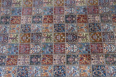 Tapis d'Orient en laine à décor de multiples...