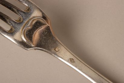 Douze grands couverts et une louche en argent,...