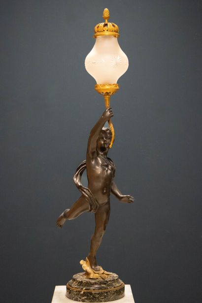 Grande torchère en bronze patiné et doré...