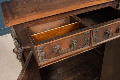 Buffet bas en placage et ferronnerie néo-gothique.
Vers...