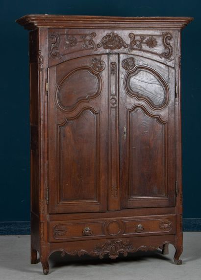 Armoire en chêne sculpté et mouluré.
Style...