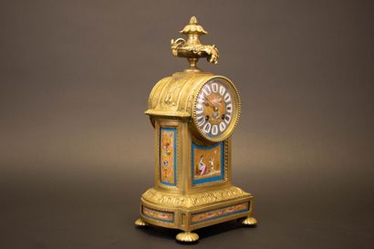 Pendule en bronze et plaques de porcelaine...