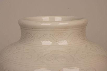 Vase oblong en porcelaine à émail blanc à...