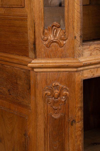 Buffet deux corps haut vitré, en chêne sculpté
Travail...